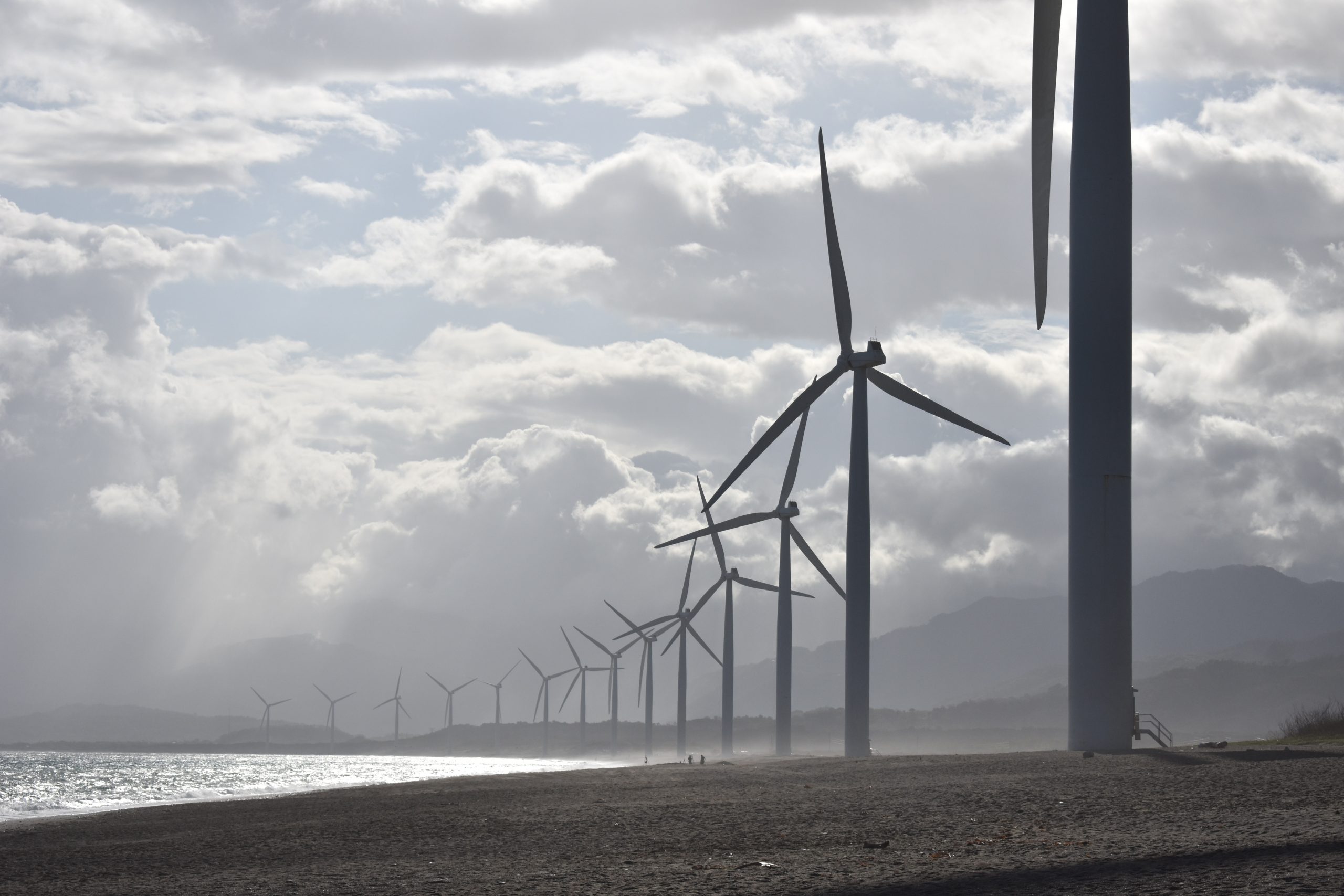 Im Bild sind verschiedene Windräder zu sehen, mit denen Klimafreundlich Energie erzeugt werden kann.