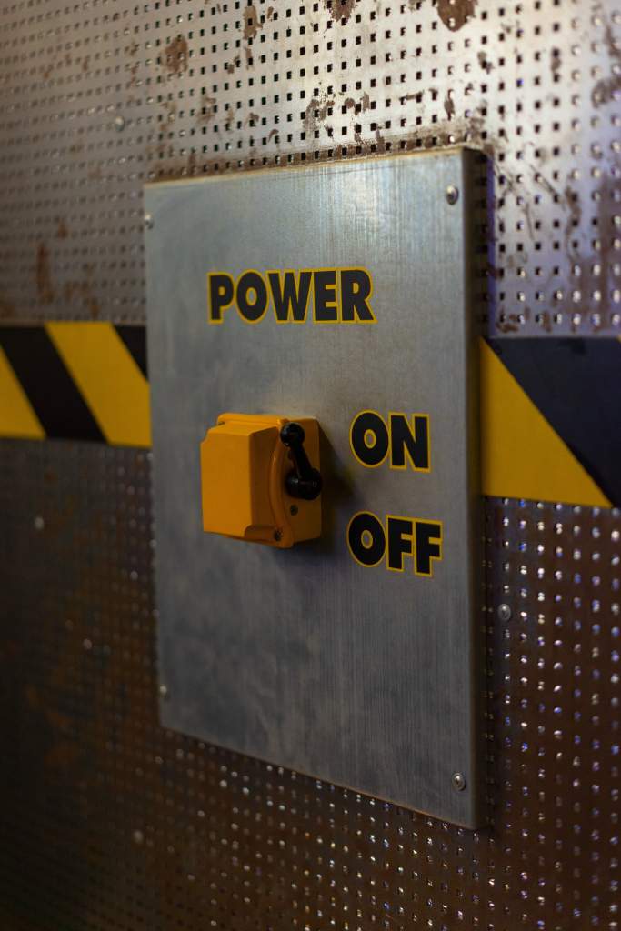 Das Bild zeigt einen Schalter, mit dem die Stromversorgung ausgeschaltet werden kann.
