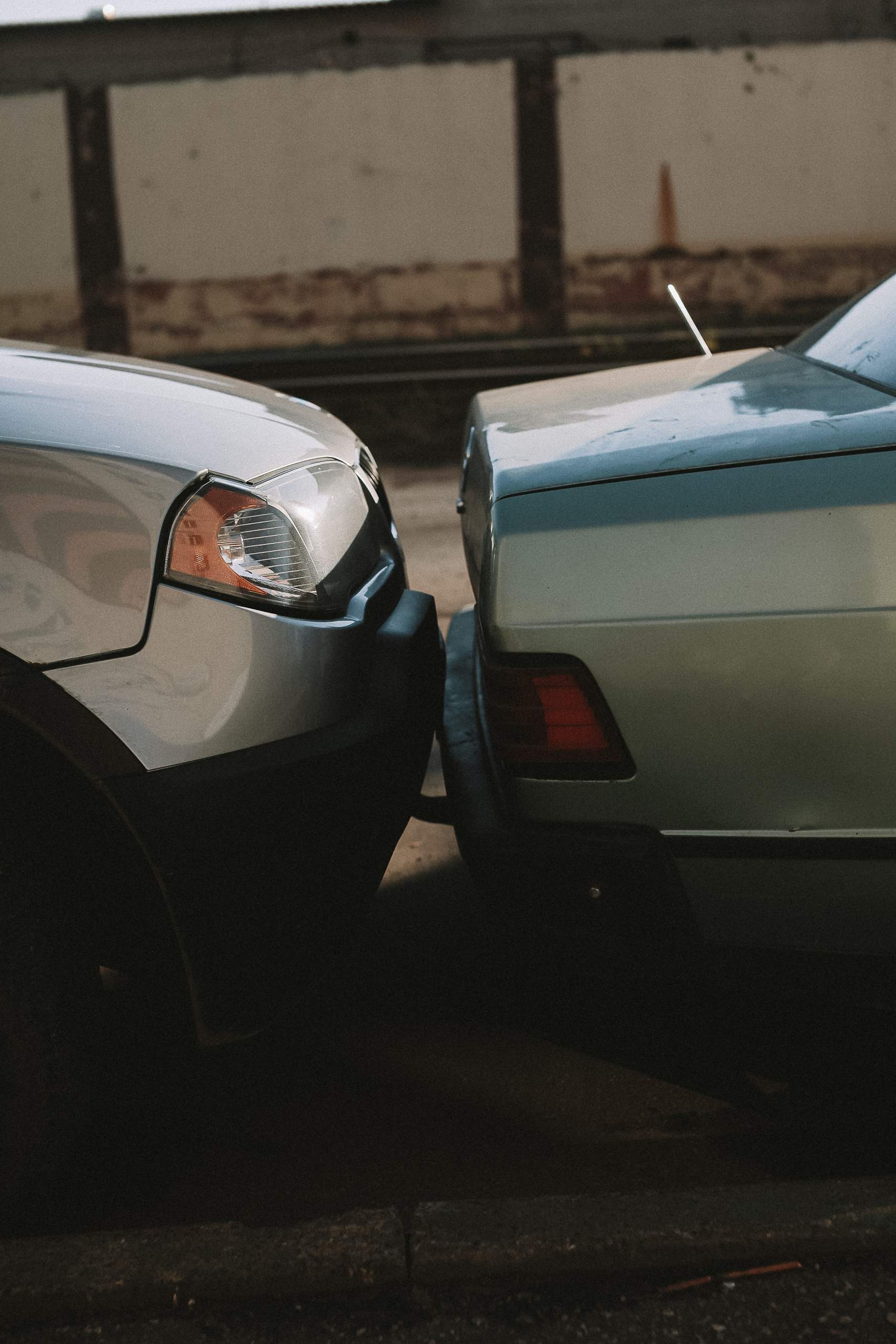 Das Bild zeigt zwei zusammengestoßene Autos.