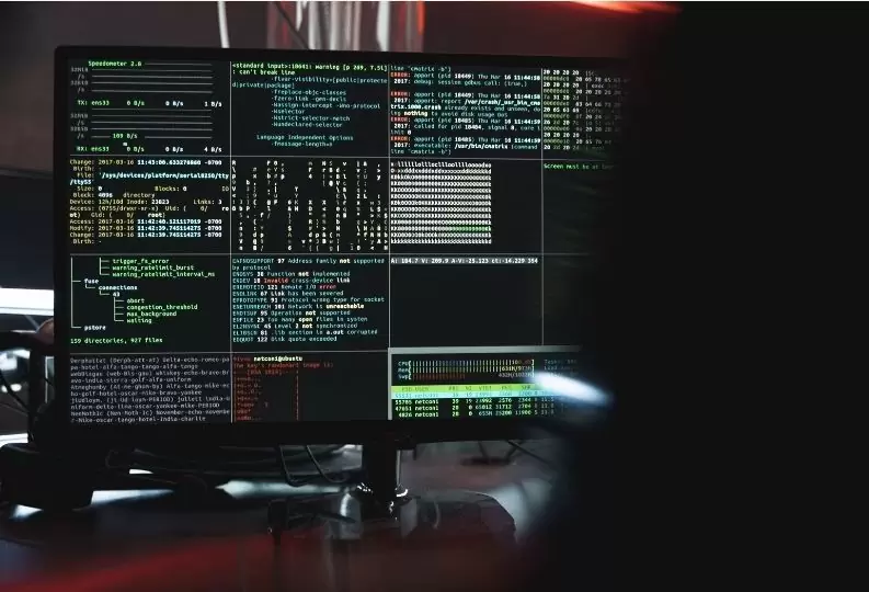 Das Bild zeigt einen Computerbildschirm mit Code-Fragmenten.