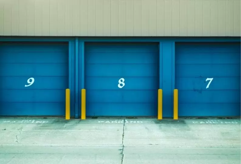Das Titelbild des Beitrags zum Messprotokoll für kraftbetätigte Türen zeigt verschiedene blaue Tore die mit den Zahlen 7 bis 9 nummeriert sind.